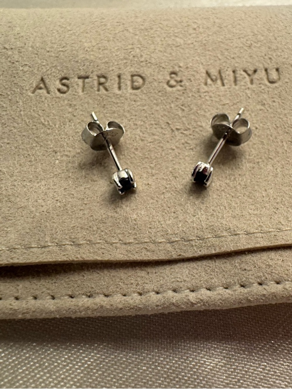 Astrid & MIYU Silver sapphire Minimal stud earrings